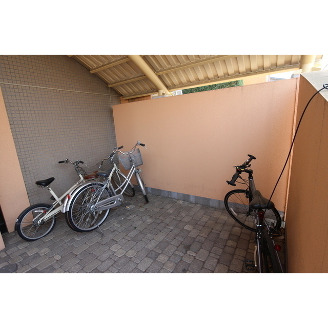 駐輪場(入口エントランス右部分)