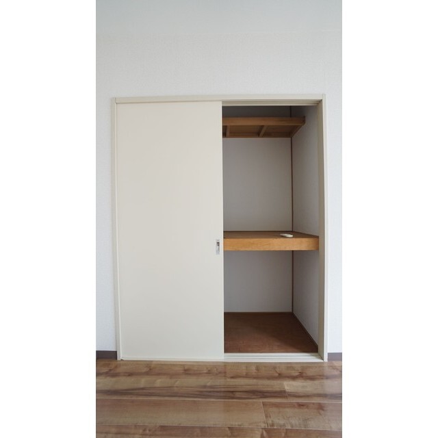 洋室にも収納がございます