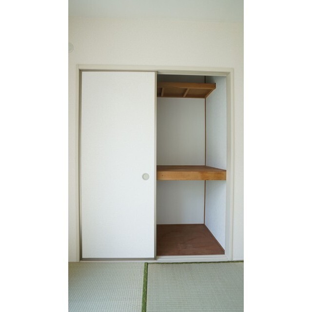 和室には押し入れがございます