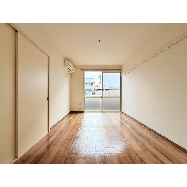 開口部も大きく明るいお部屋