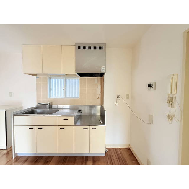 キッチンに小窓もあります