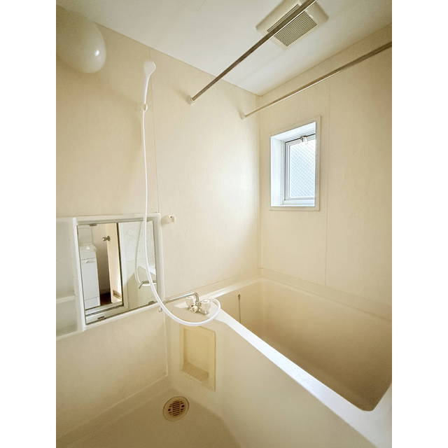 浴室に小窓もあります