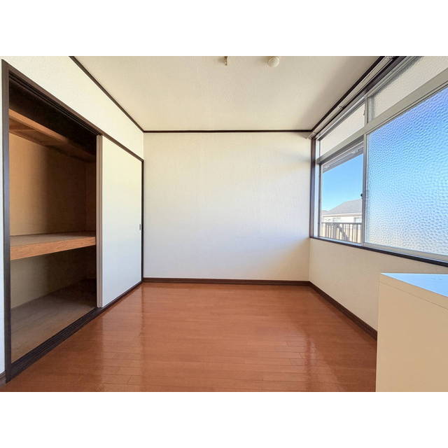 玄関側洋室、収納スペースもございます！