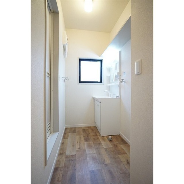 洗面脱衣スペースに小窓有ります