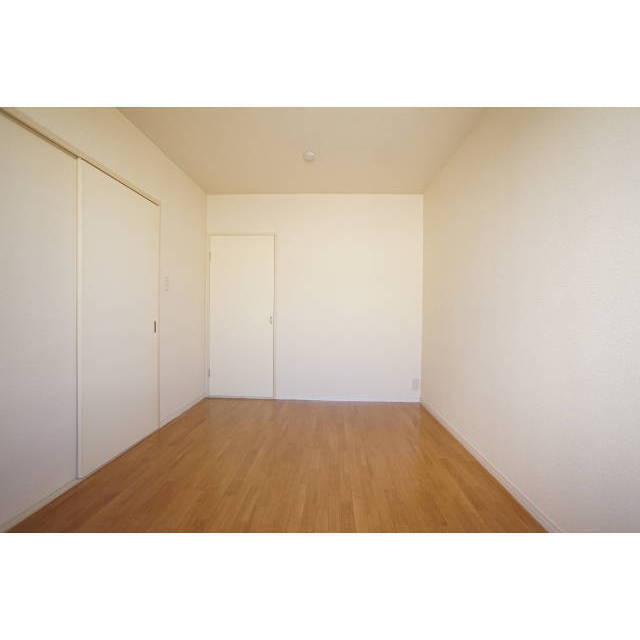 玄関側の洋室にも収納スペースがございます。