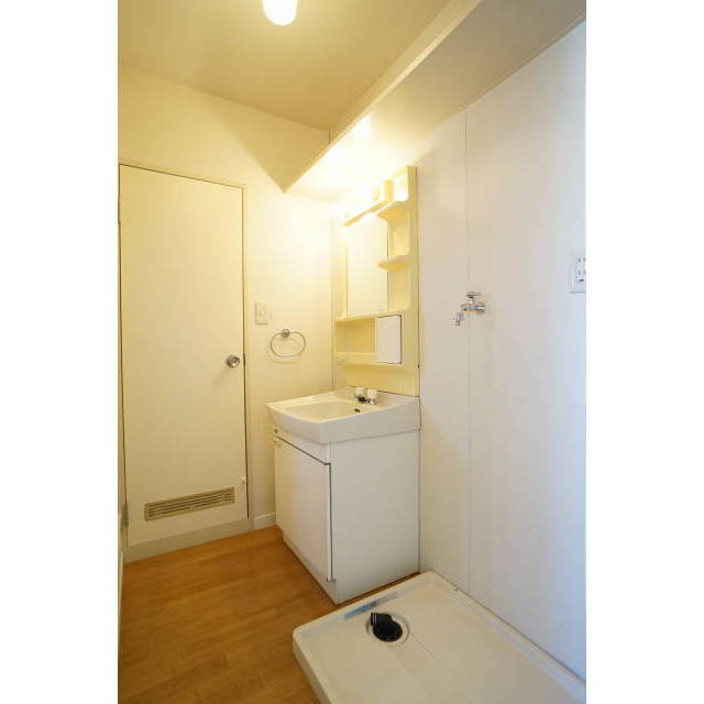 洗面脱衣スペースには上部棚も有り収納に便利です!