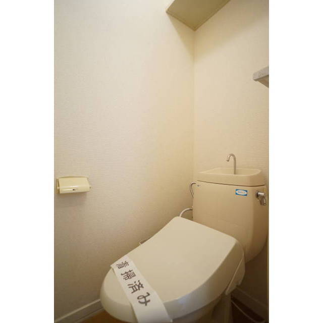 洗浄便座付きトイレ!上部に棚も有り収納に便利です!