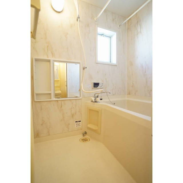 追炊き付きバスルーム。窓も有り換気も出来ます!