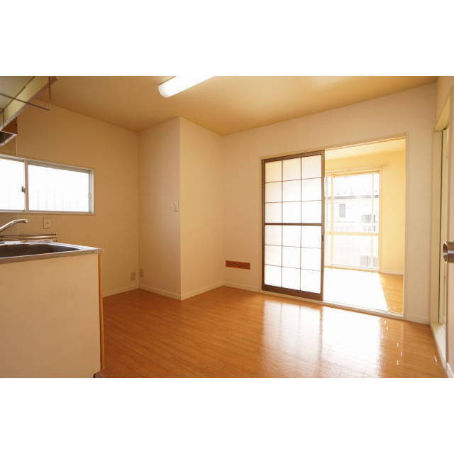 2階角部屋!側面にも窓が有り明るく、風通しの良いお部屋!