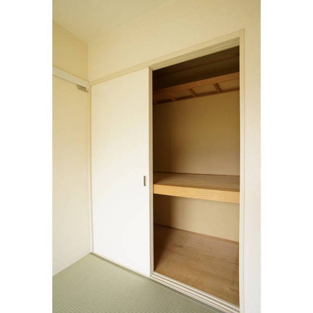 和室には奥行のある収納スペースがございます!