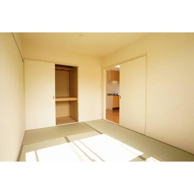 寝室となる和室は日当たり良好!奥行のある収納スペースもございます!