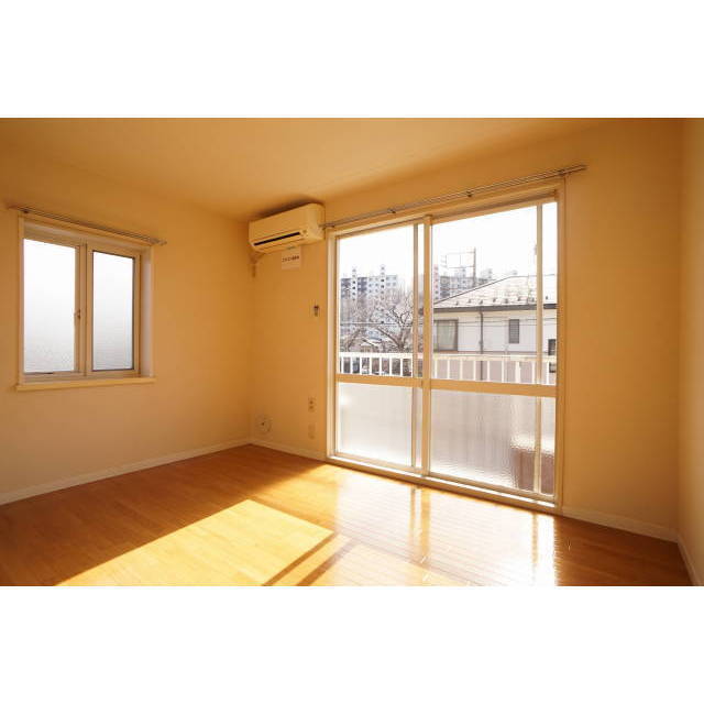 角部屋のため側面にも窓が有り風通しの良いお部屋です!