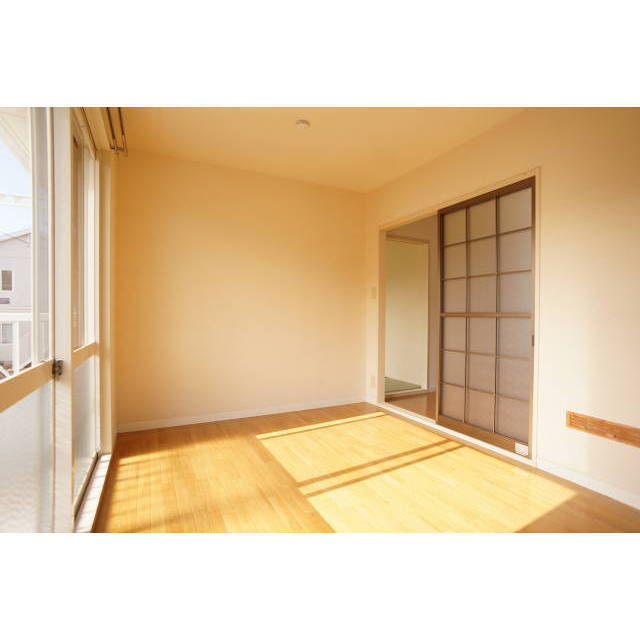 日当たり良好!角部屋のため側面にも窓が有り風通しの良いお部屋です!