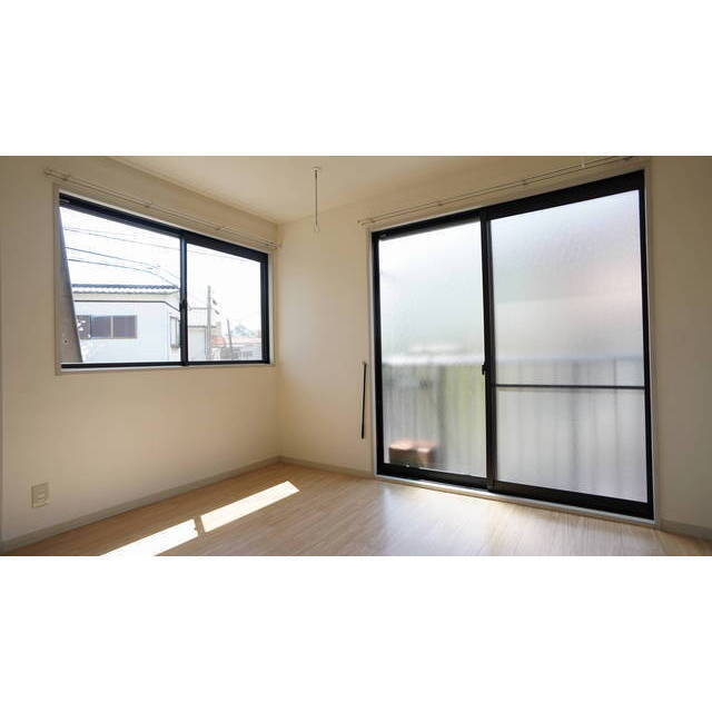 ２面採光で明るい居室です