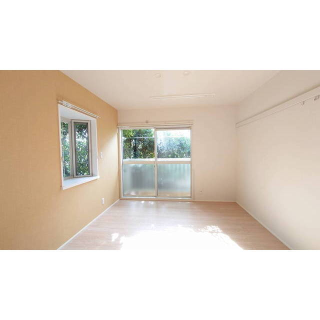 側面窓もあり明るい居室