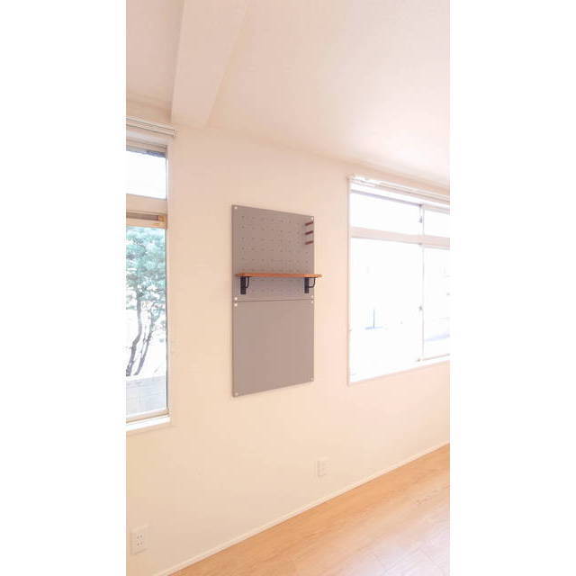 リビング壁にラックも