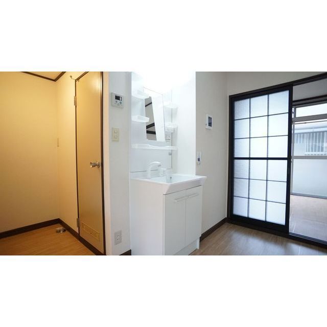 独立洗面台はキッチン側にございます