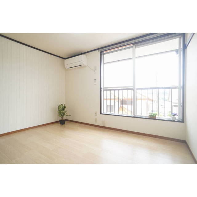 5.5帖のエアコン付きの日当たりの良い角部屋♪