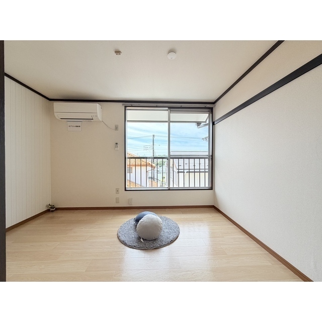 5.5帖のエアコン付きの日当たりの良い角部屋♪
