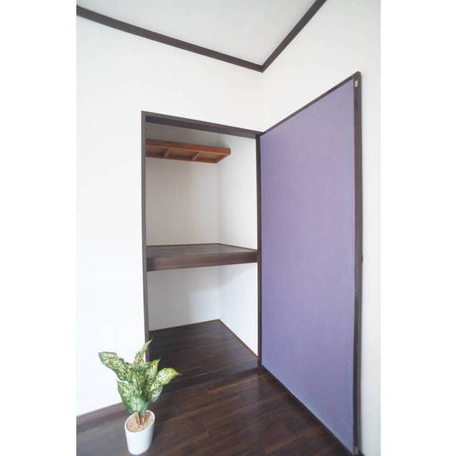 リビングにも奥行きのある収納が♪