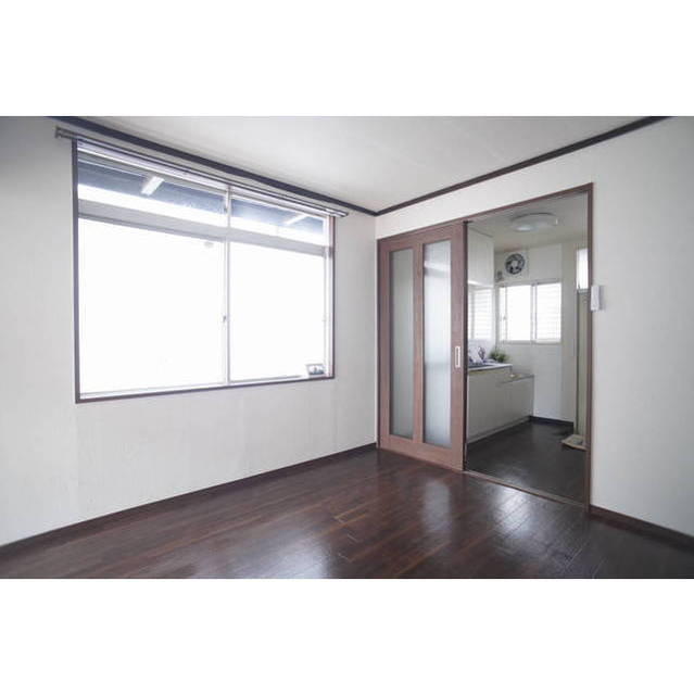 大きな窓で洋室も明るいですね。