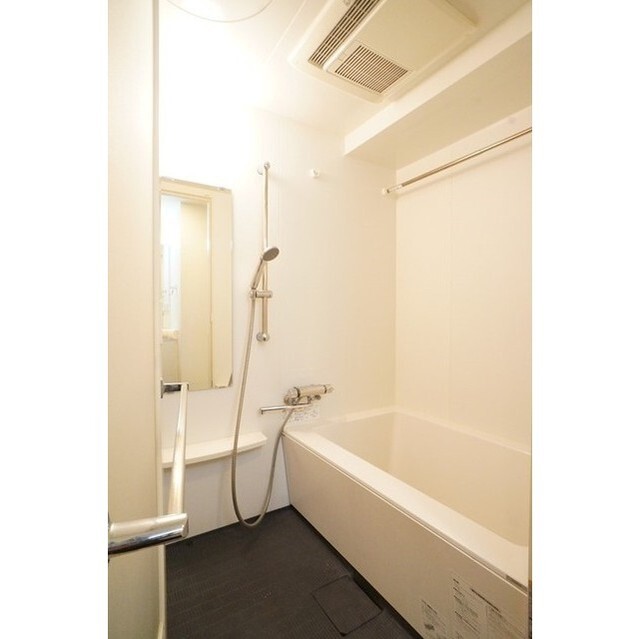 浴室乾燥機付きのバスルーム