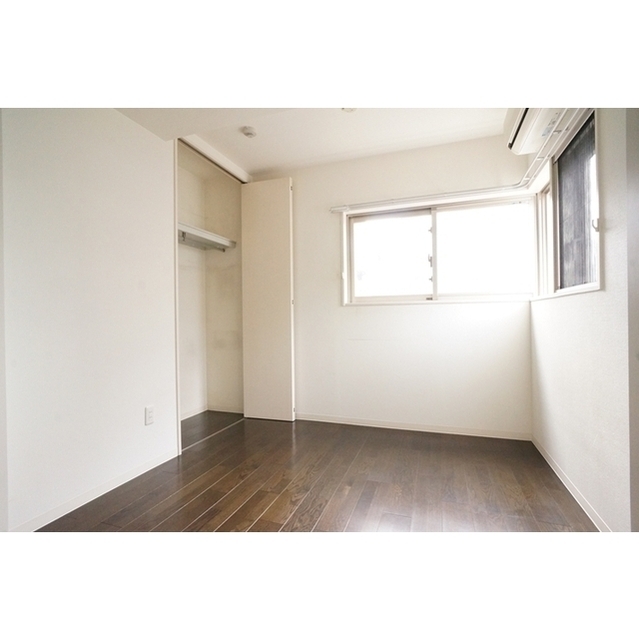 4帖の洋室にもエアコンついております