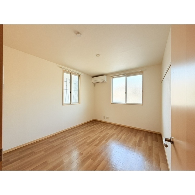 寝室側にも設備のエアコンがございます！