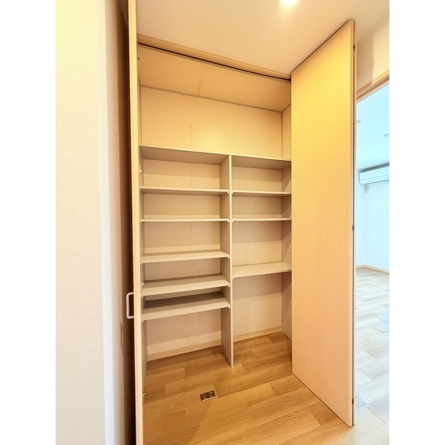 玄関にある収納は高さの調整が可能です