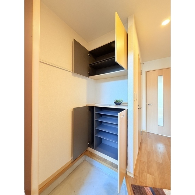 玄関には上下段のシューズボックスあり！