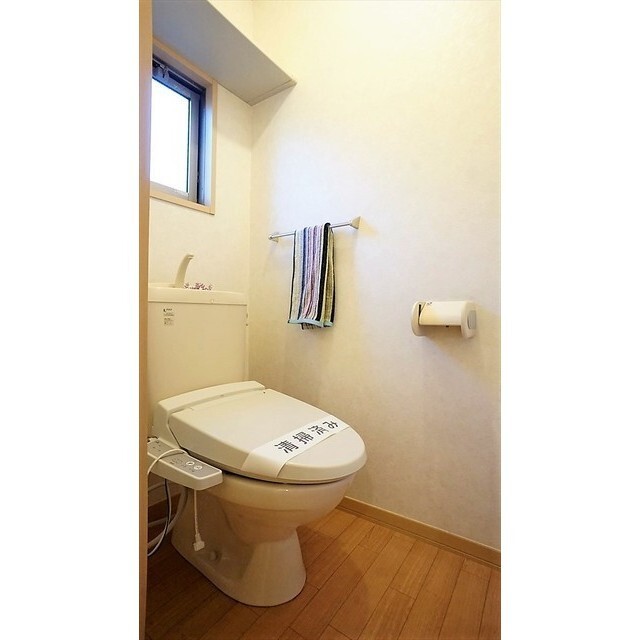 多機能便座、小窓が有るのも良いですね。