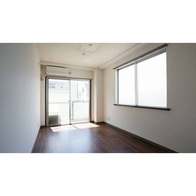 側面窓からの採光も良好です