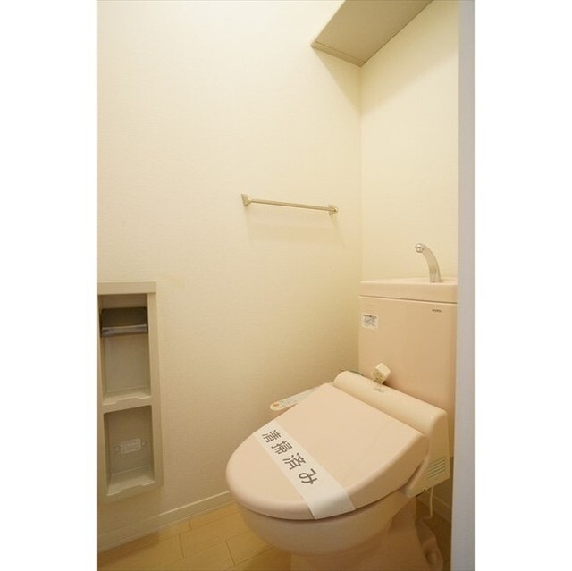 多機能便座や便利な収納棚も完備！(別室写真)