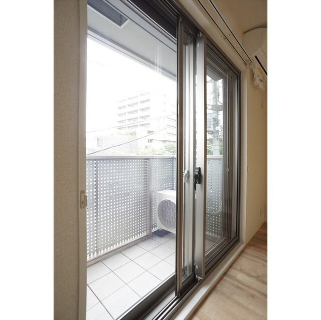 ロードサイドの騒音軽減に2重サッシになっています