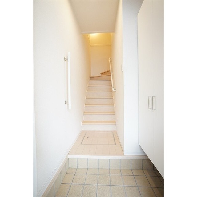 1階玄関より室内階段で2階のお部屋へ