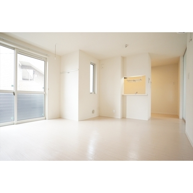 ご家族や友人を招いても楽しく過ごせそうな13.7帖のゆとりあるLDK