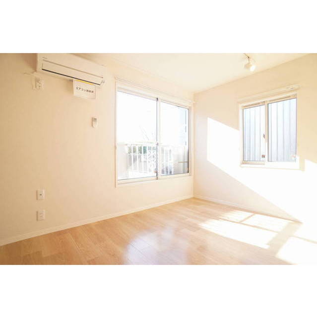 2面採光、角部屋のエアコン付きです。