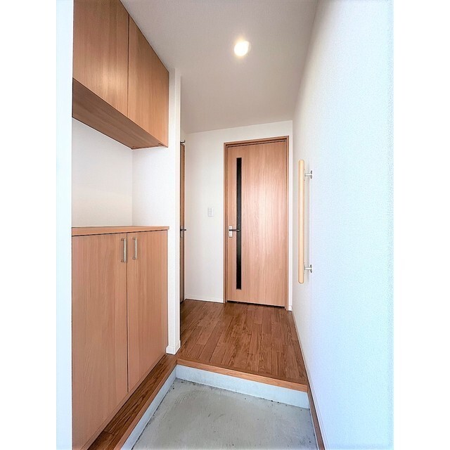 下駄箱は2段、飾りつけも置けます