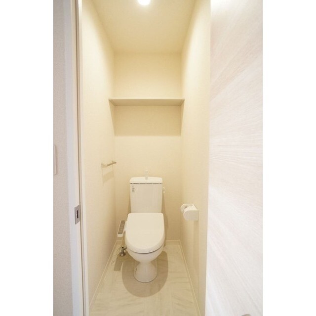 足元の広々としたトイレは吊り棚もあり便利！