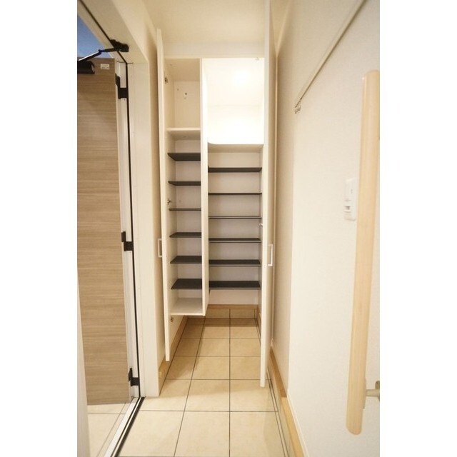 下駄箱は棚板を外してブーツもしまえます！