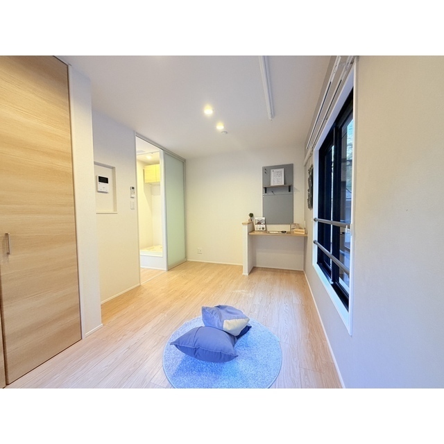 使い勝手の良い備え付けの机完備、室内干し設備あり。