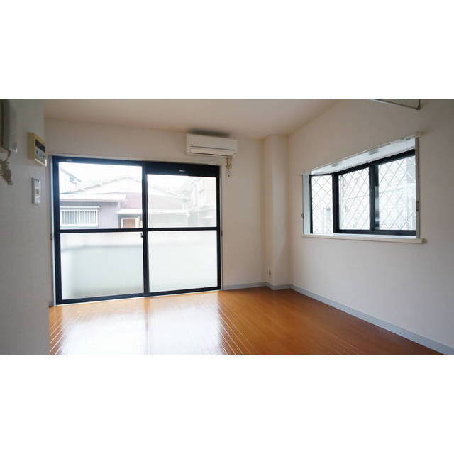 側面窓もあり明るいリビング