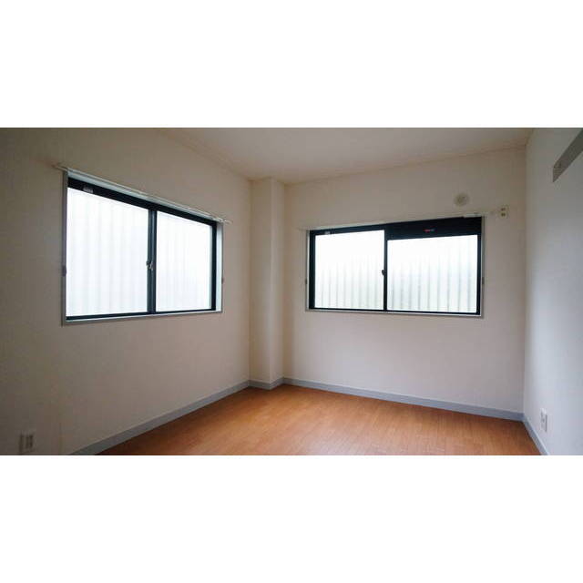 側面窓からの採光も良好です