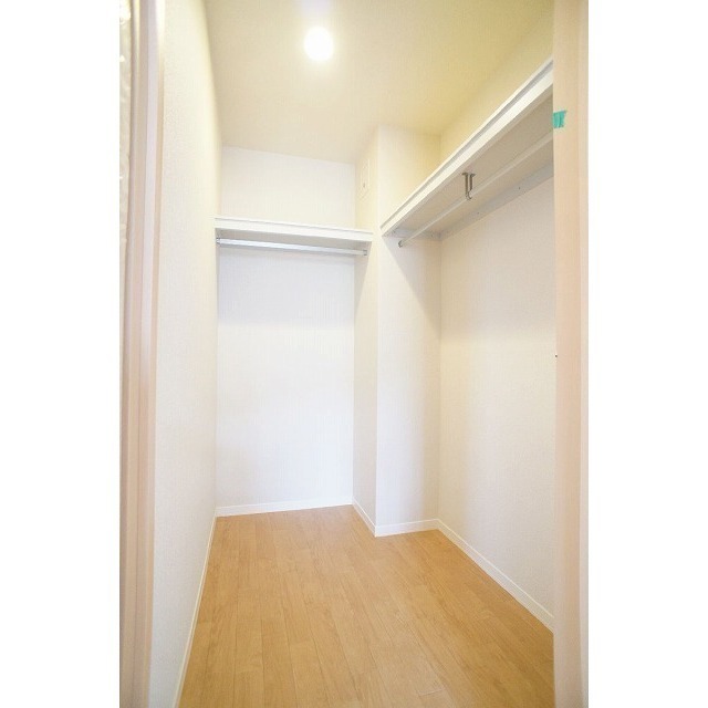 奥行きのあるウォークインクローゼット♪