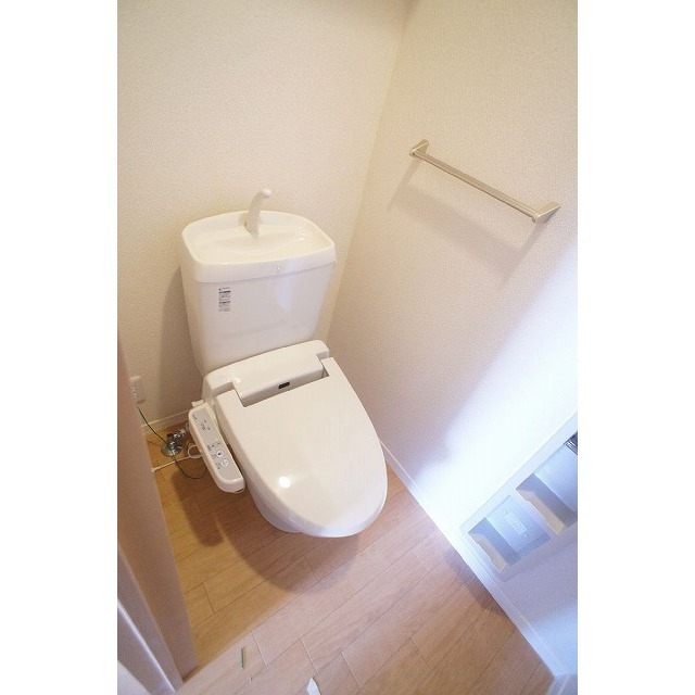 便利な洗浄・暖房機能付き便座です♪