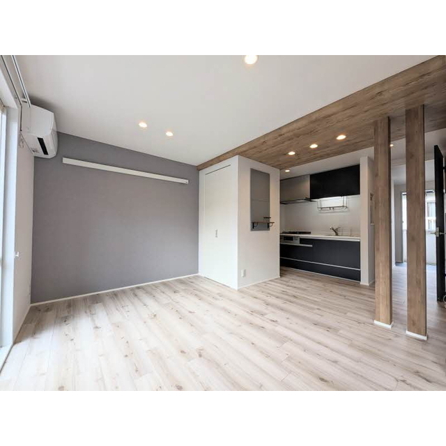 エアコンはリビングに付いております♪