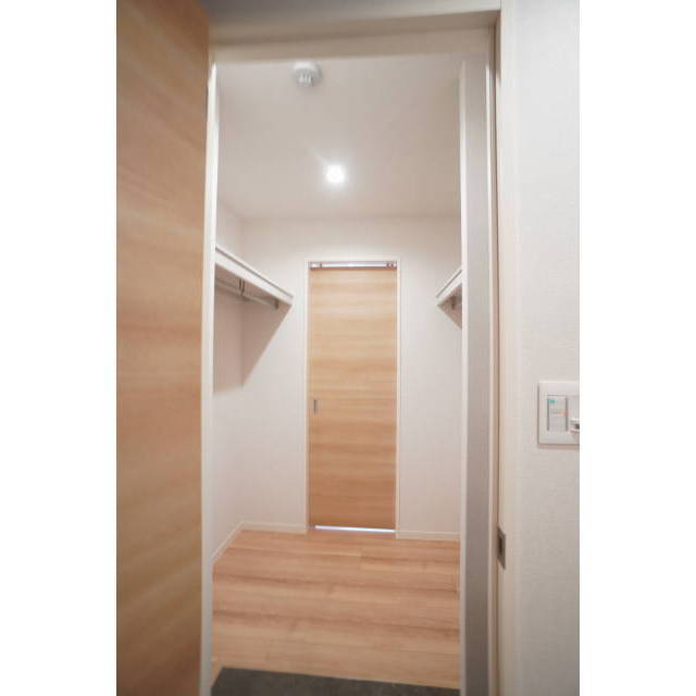 玄関～北側洋室へ抜けるスルーウォークイン♪