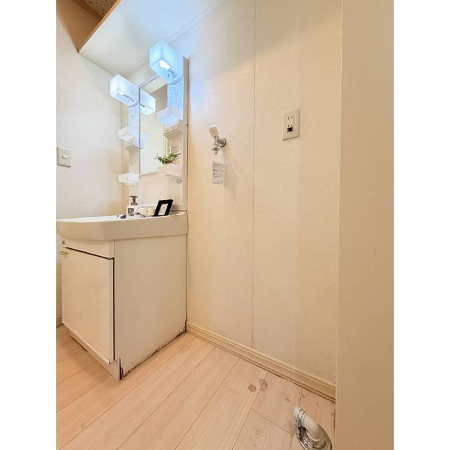 洗濯機置場は洗面台横にございます♪