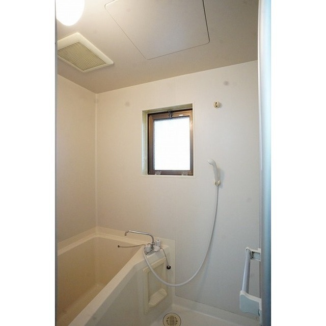 小窓が付いた明るいバスルーム♪