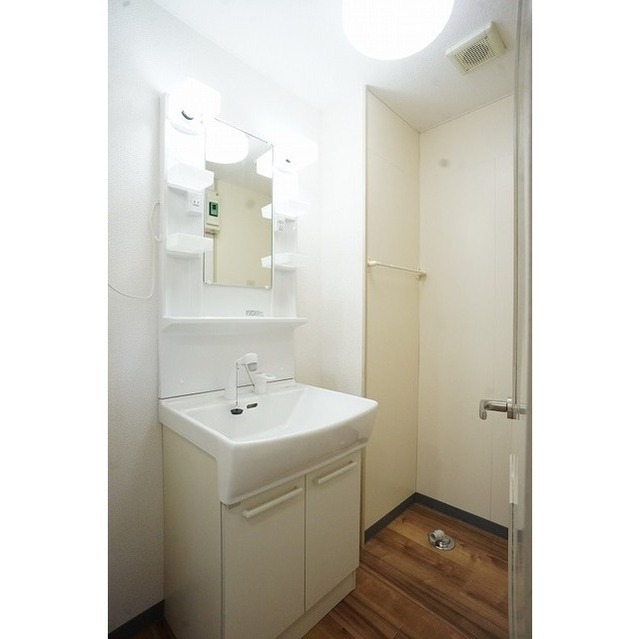 脱衣所には洗面台と洗濯機置場♪